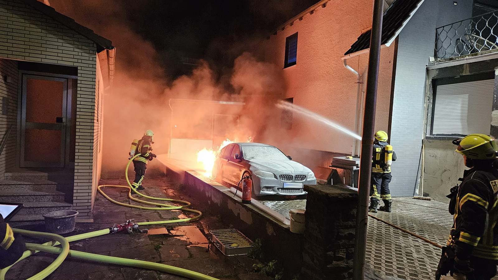 Aus unbekannten Gründen: PKW fängt in der Nacht Feuer