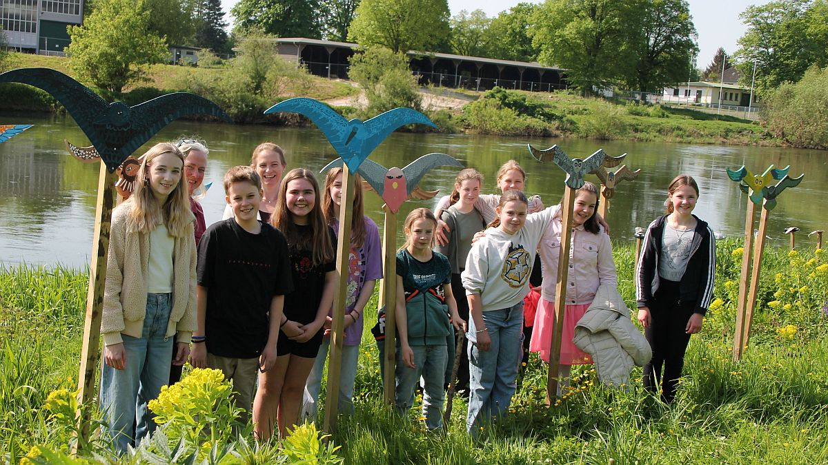 Auf die Fische folgt ein Vogelschwarm: Hunderte bunte Kunstwerke von Höxteraner Schülerinnen und Schülern verschönern wieder das Weserufer im Huxarium Gartenpark