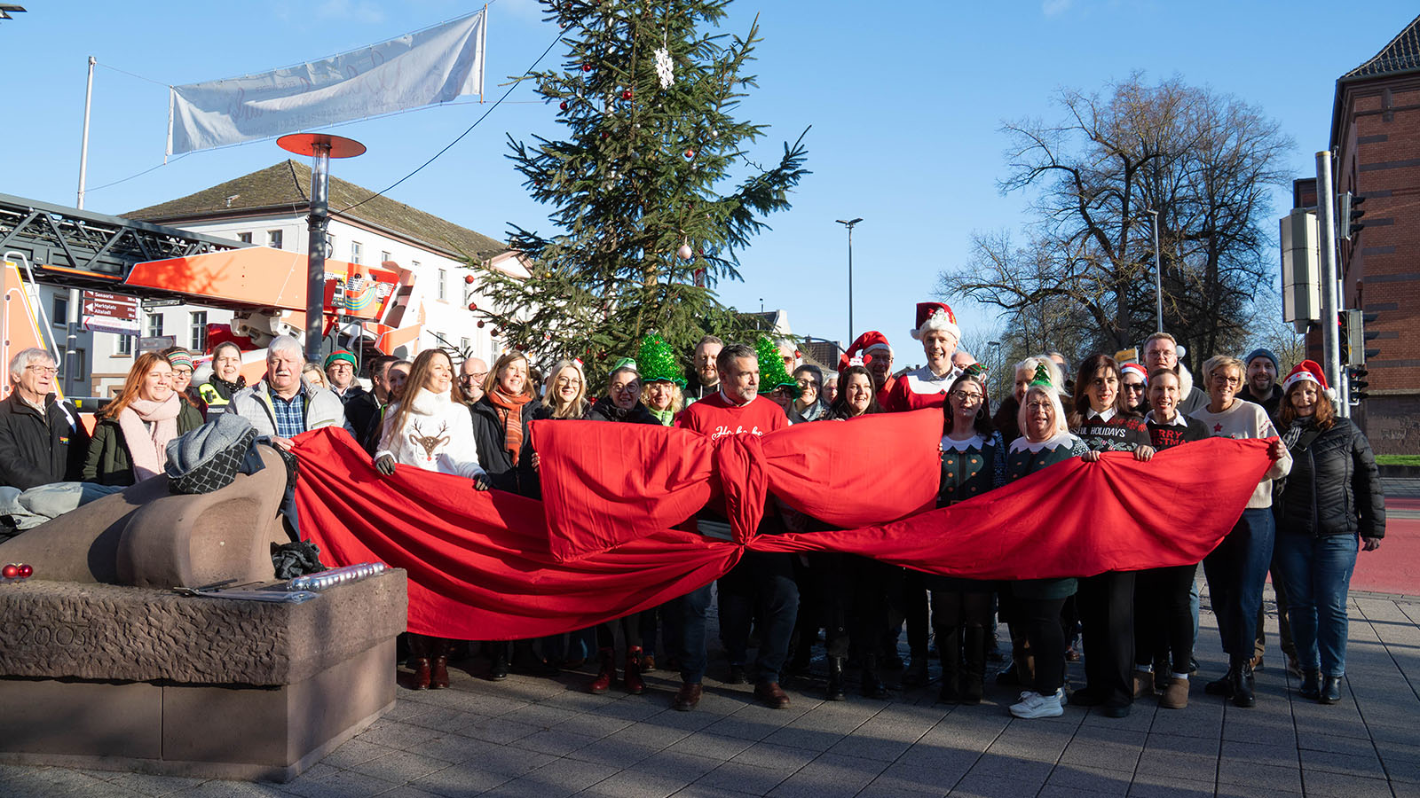 Der „Ugly Christmas Tree“ erstrahlt im neuen Glanz
