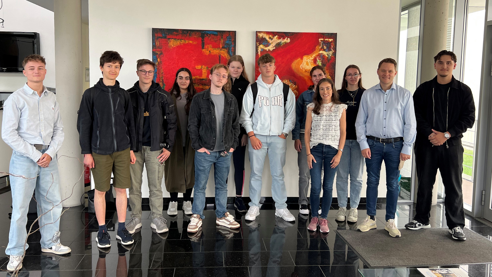 Einblicke in die Praxis: Schüler des Beruflichen Gymnasiums Wirtschaft auf Betriebsbesichtigung