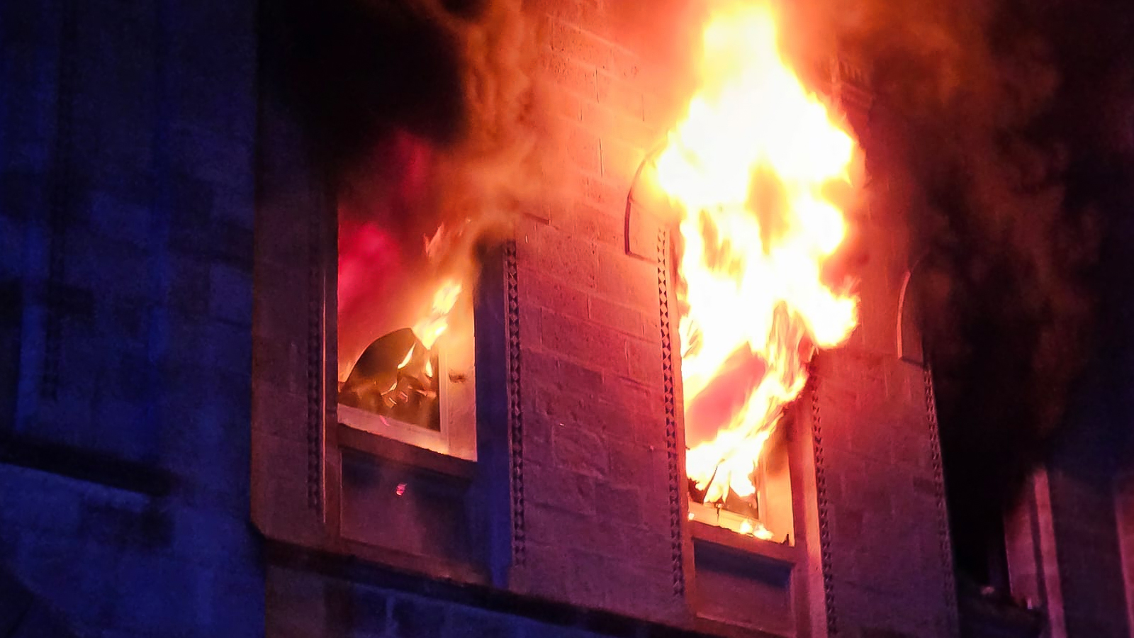 Großeinsatz in Holzminden: Wohnung über Jazz-Club brennt aus – Löscharbeiten weiter im Gange