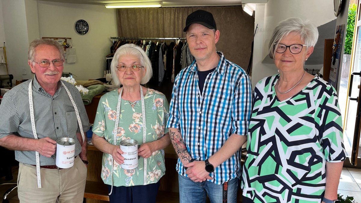 Sahbender und Selma Yasaroglu mit besitzendem Vorstand Hanna Zota sowie Teamleiter Sascha Stein von der Holzmindener Tafel.