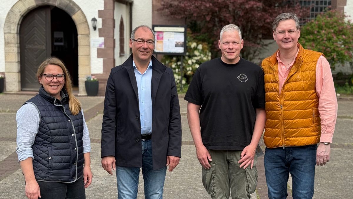 ie Beteiligten für Initiative, Aufbau und Betreuung des mobilen Pumptracks auf dem Kirchplatz vor der Lutherkirche: (v.l.): Inga Schaper (Stadtmarketing), Dr. Christoph Sandforth (MTV 49), Oliver Eisbach (Radhaus am Markt), Carsten Isemann (Stadt Holzminden).