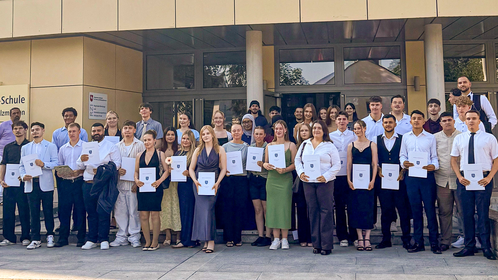 Deutlich bessere Erfolgsquote: Fachoberschule der Georg-von-Langen-Schule feiert 54 Absolventinnen und Absolventen