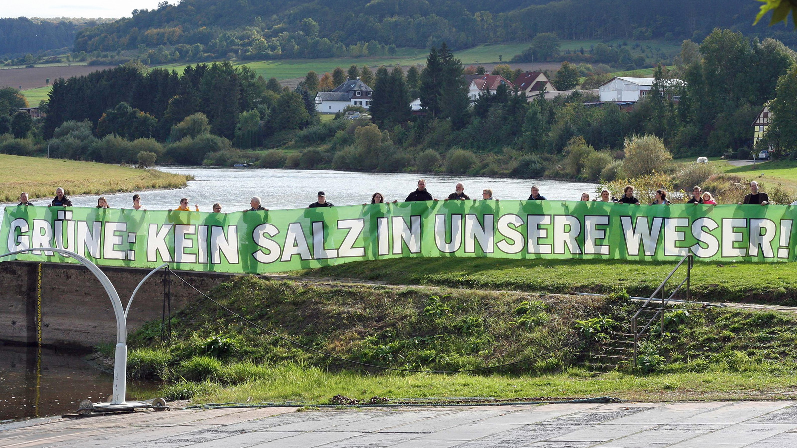Grüne fordern Ende der Weserversalzung bis 2027 und planen Protestaktion an der Weserbrücke in Holzminden