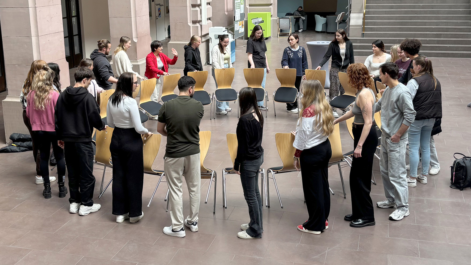 Von der Schule an die Hochschule: BBS-Schülerinnen und Schüler erleben Studium hautnah