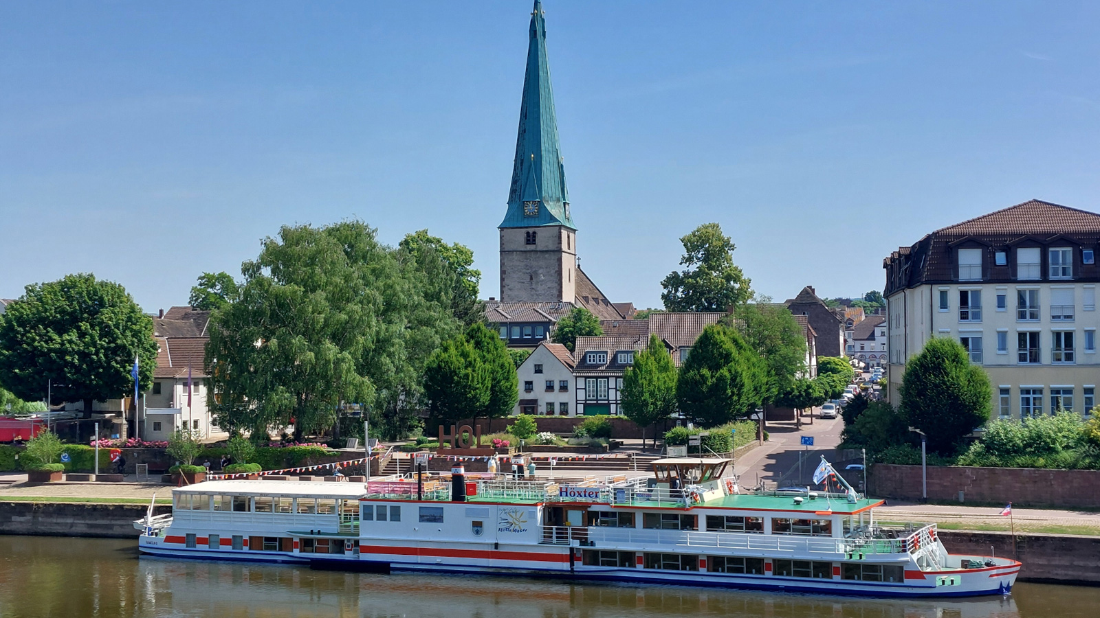 Flotte Weser bietet an Himmelfahrt Schiffstouren zwischen Holzminden und Höxter an