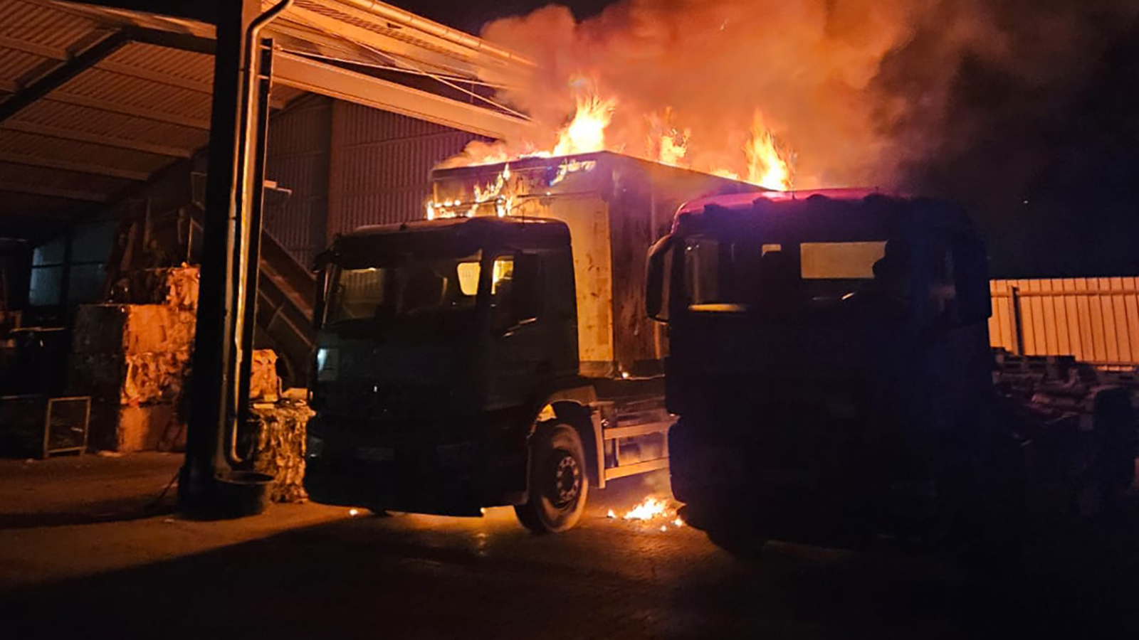Containerbrand in Holzminden: Feuerwehr verhindert Ausbreitung bei Einsatz in der Rehwiese