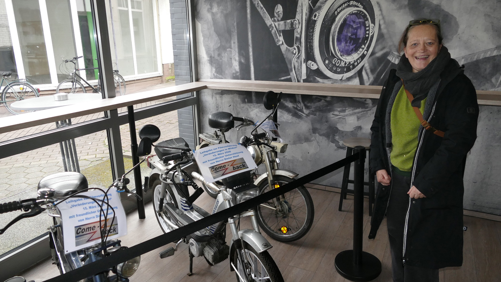 Mofas, wie sie im Film zu sehen waren, ausgestellt im Foyer des ROXY.