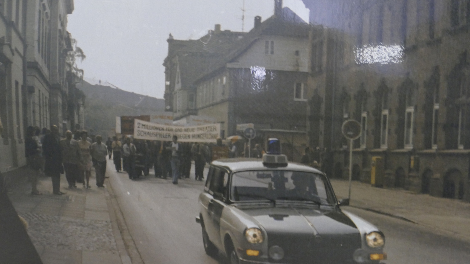 Eins der ausgestellten Fotos von der Szene Demonstration.