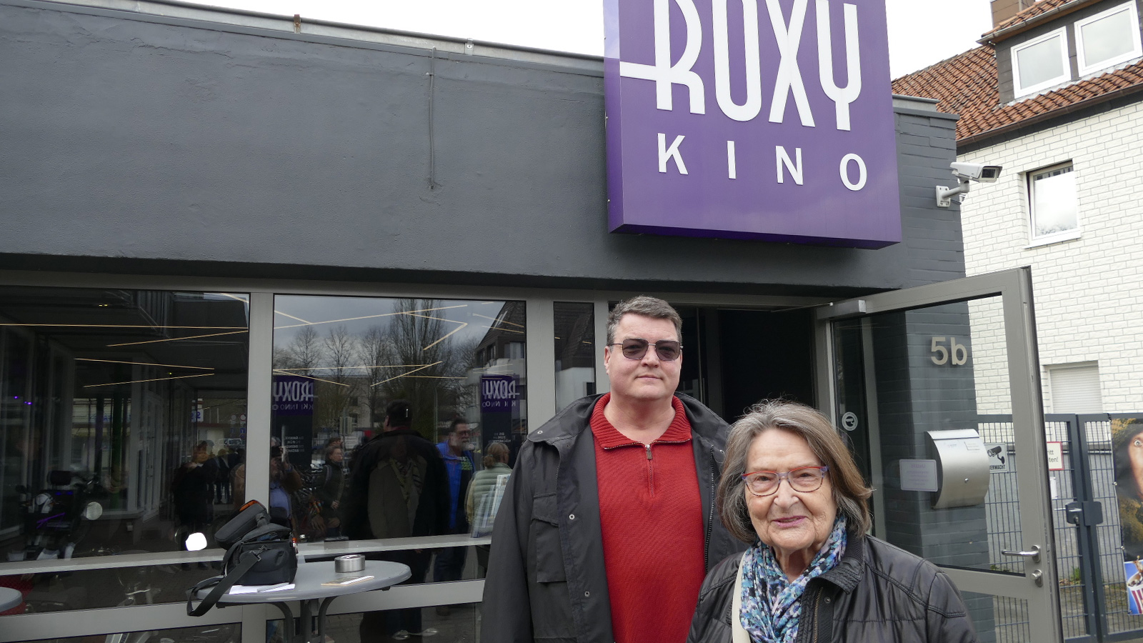 Carsten Dauer mit Mutter Anita - bei ihnen in der Gaststatte wurde 1973 auch eine Szene gedreht.