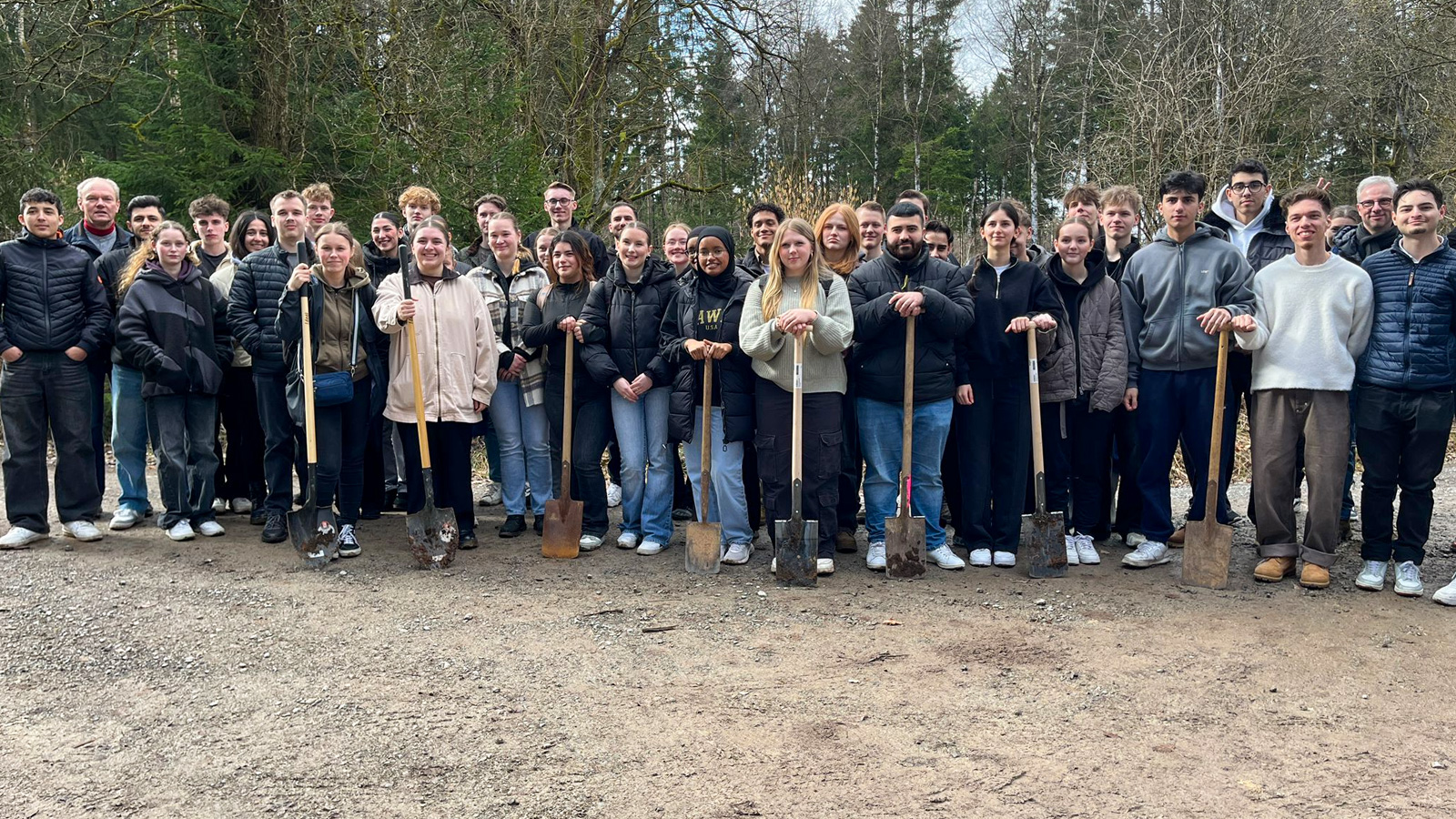 Auf den Spuren unseres Namensgebers: Georg-von-Langen-Berufsschüler forsten die Eichenallee im Solling auf