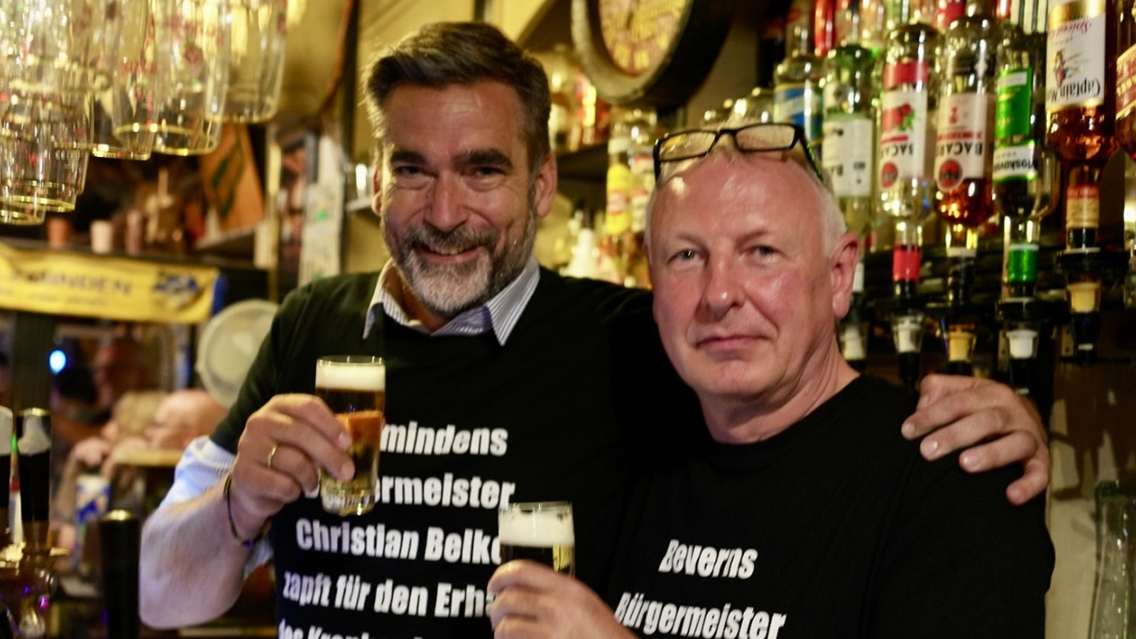 Charity-Aktion im „Biersalon Lion“: Bürgermeister stehen erneut hinter dem Tresen stehen