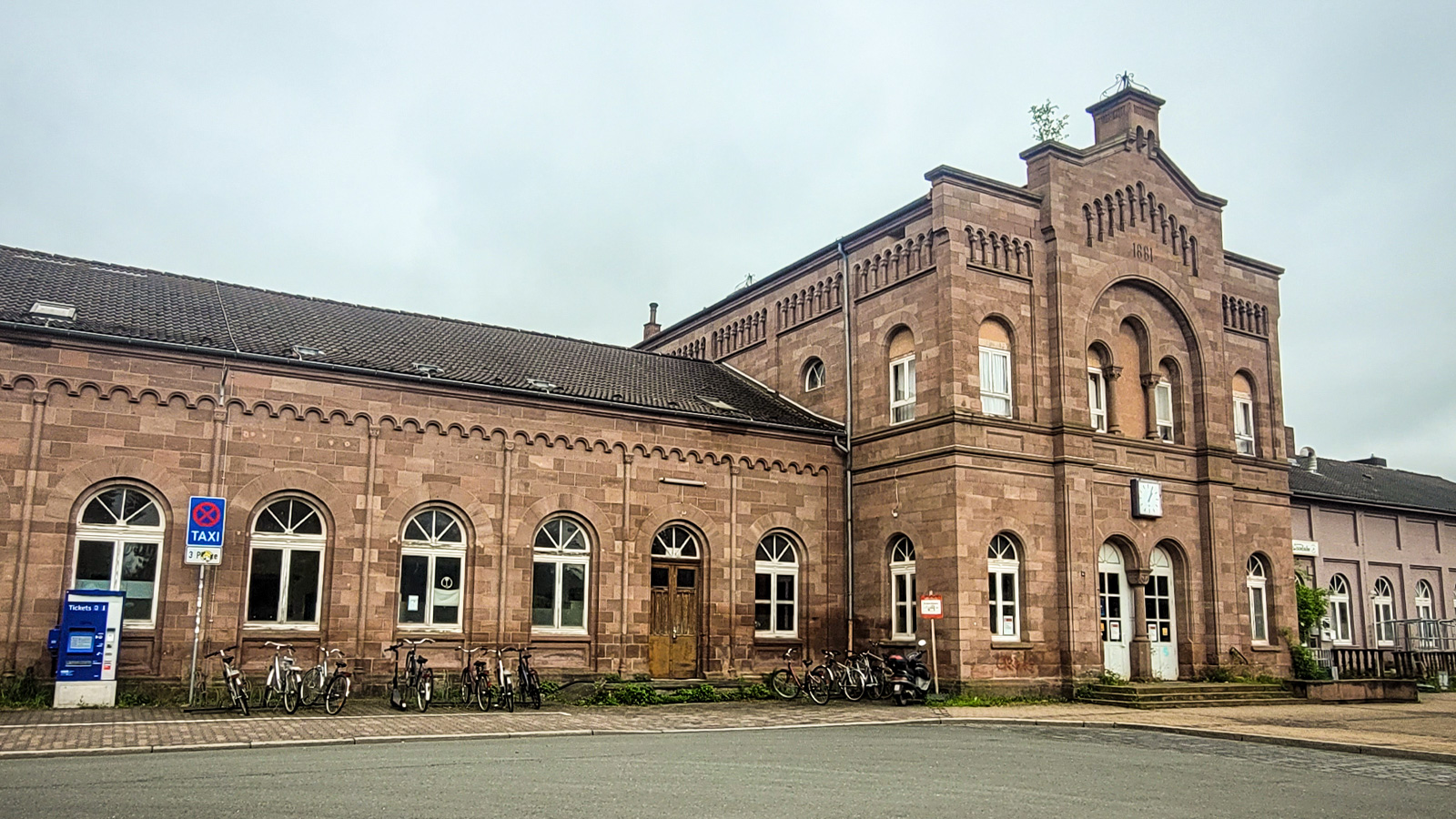 Keine Toilette am Bahnhof: Holzminden reagiert auf ein Problem, das viele Reisende längst kennen