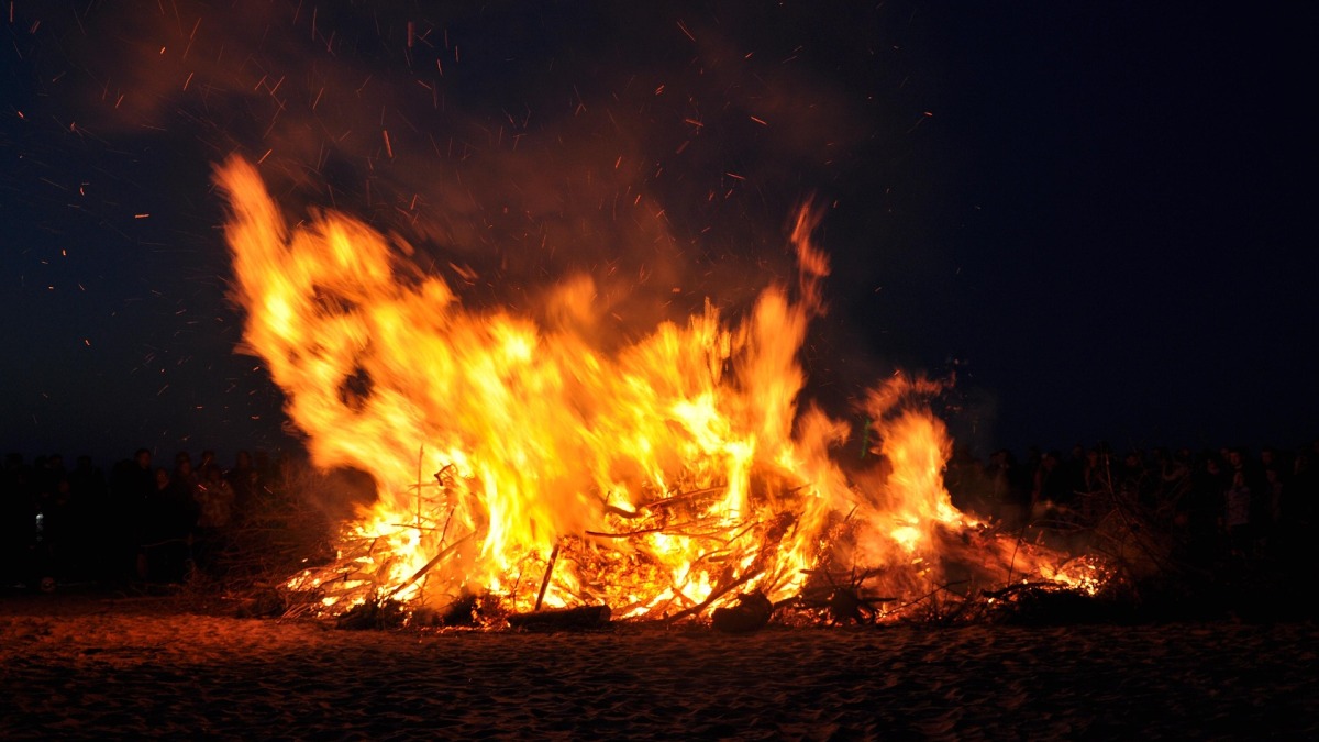 Solling-Zweigverein Neuhaus lädt zum Osterfeuer 2026 mit Fackelzug und Bewirtung ein